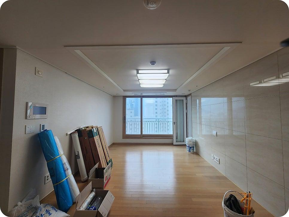 수공구를 이용한 벽지 마감 작업 장면
