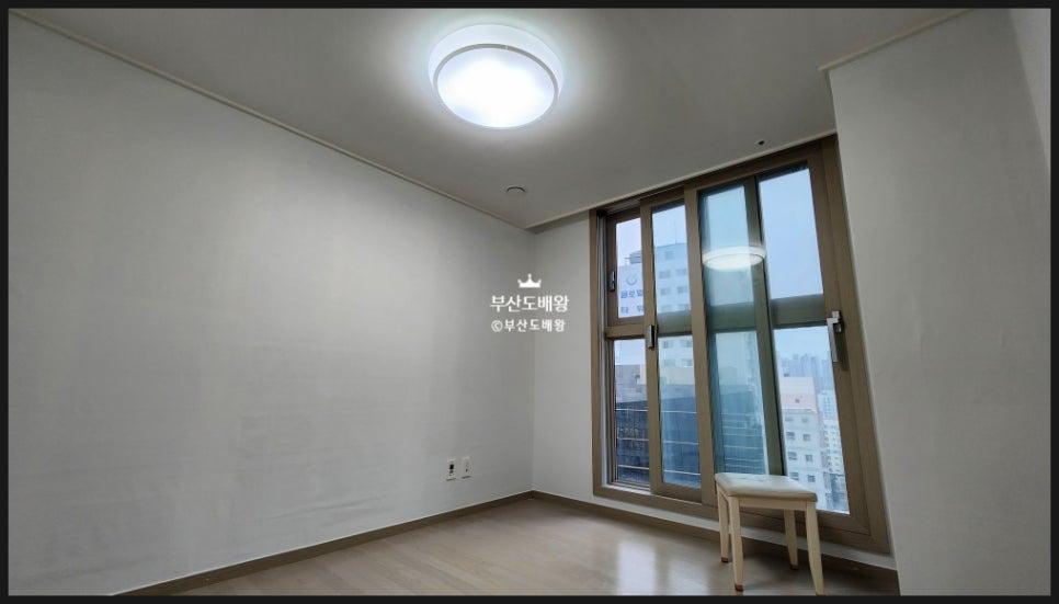창문 주변의 마감 처리가 진행 중인 모습