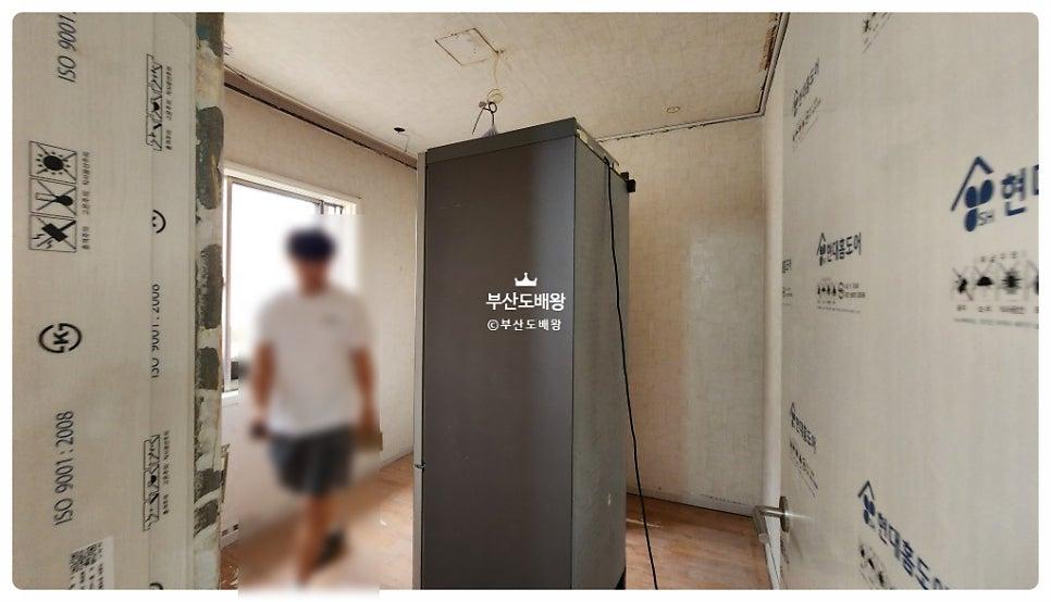 가구가 배치된 공간의 벽면 기초 작업 상태