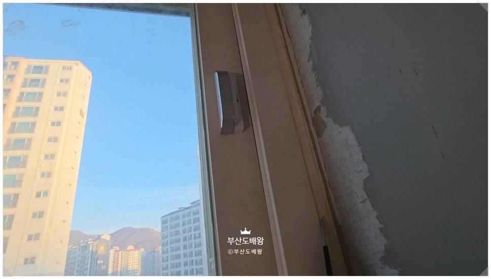 창호 주변의 세밀한 디테일 작업