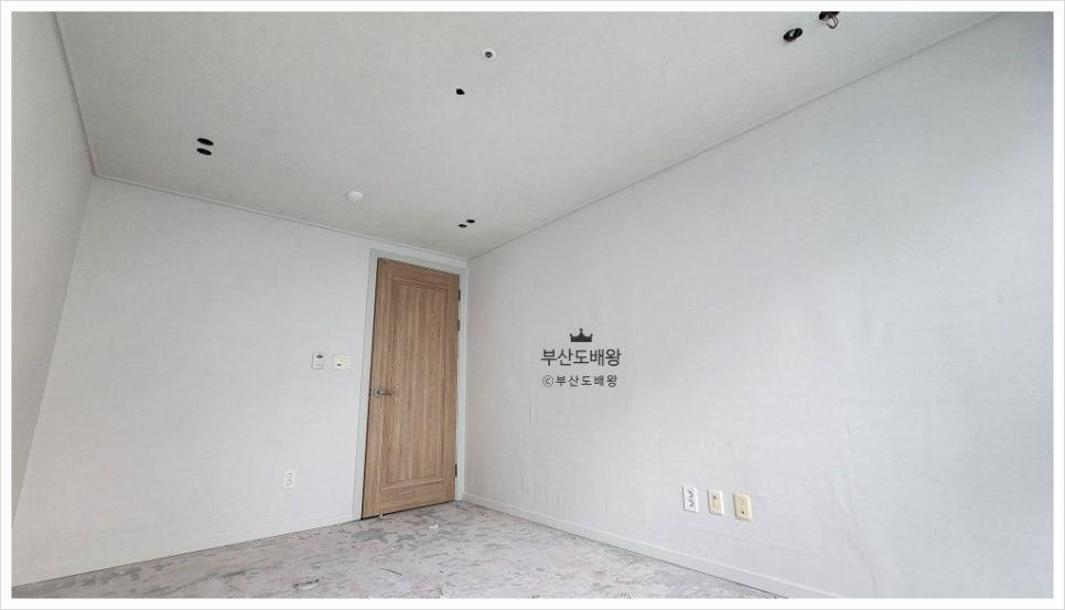 전기 스위치가 설치된 텅 빈 실내 공간