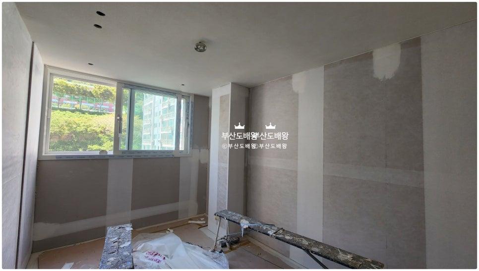 벽면에 흰색과 회색 마감재가 부분적으로 적용된 상태