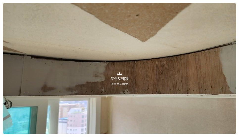 마감재가 노출된 벽면과 천장 연결부