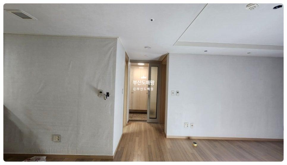 조명과 공기 순환 장치가 설치된 복도