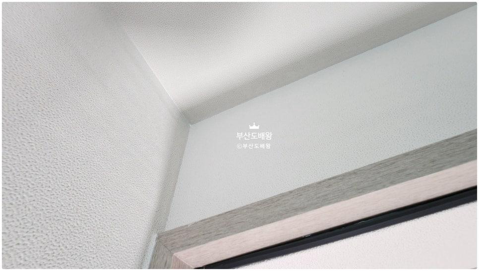 벽면과 천장, 문틀 패널이 만나는 정교한 마감 디테일
