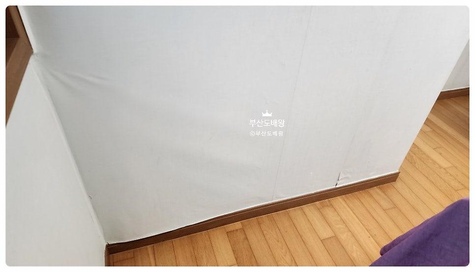 벽과 바닥 접합부의 보조재가 보이는 실내
