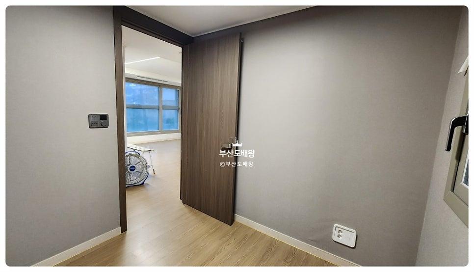 회색 벽면과 갈색 도어가 있는 복도 구간