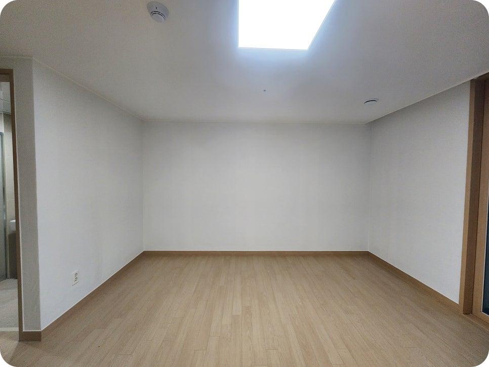 소방 장치가 설치된 빈 실내 공간