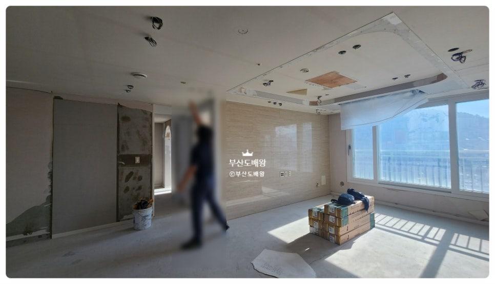도구를 활용한 벽면 시공 장면