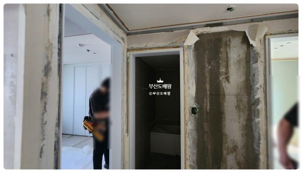문틀 주변의 코팅 및 평탄화 작업 과정