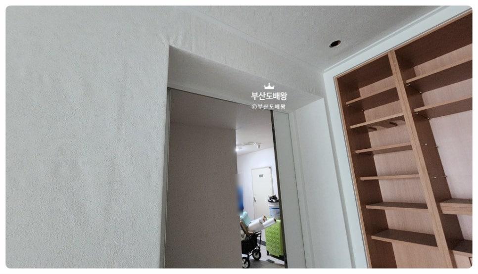 나무 수납장이 설치된 복도 마감 상태