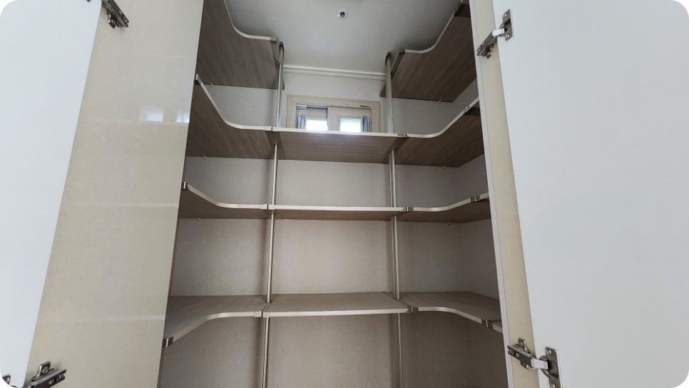 수납장 내부의 벽면과 상판 모습