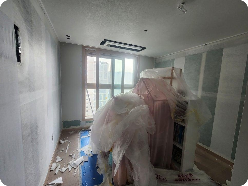 벽면 기초를 잡기 위해 마감재를 덧바르는 과정