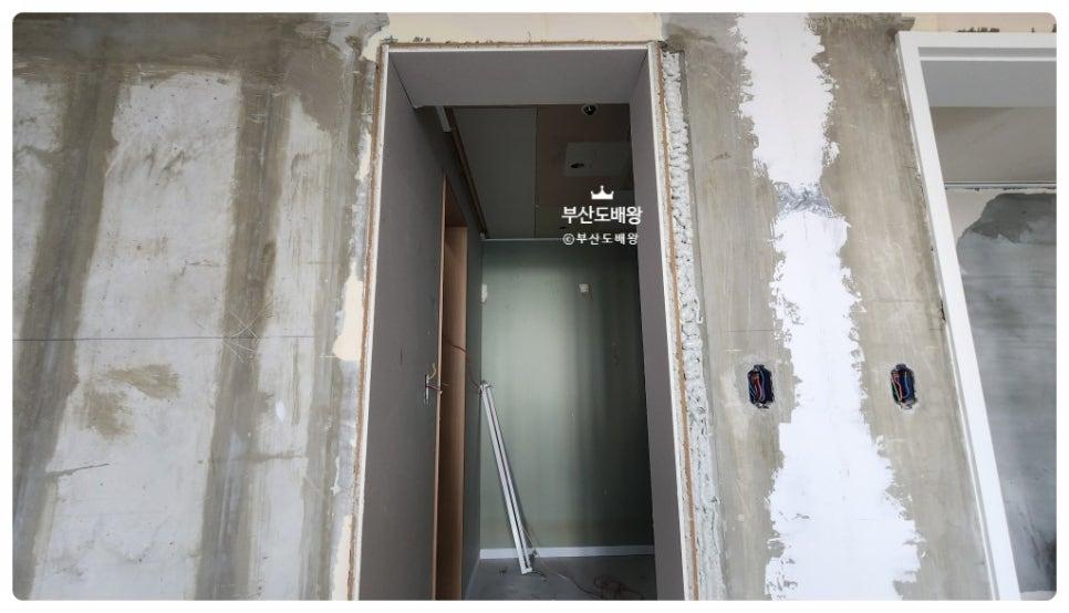 콘크리트가 노출된 문틀 주변의 기초 상태