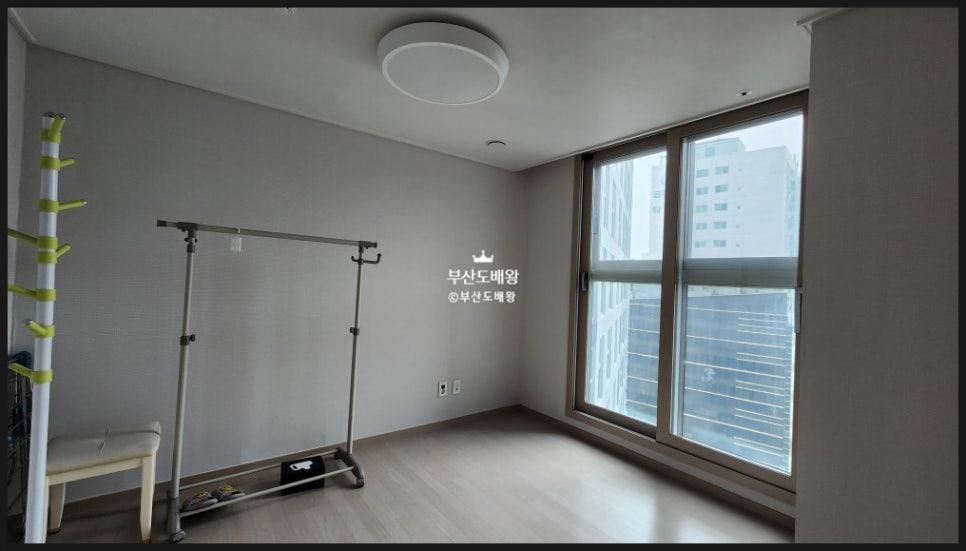 옷걸이봉 수납장 주변의 벽면 정리 모습