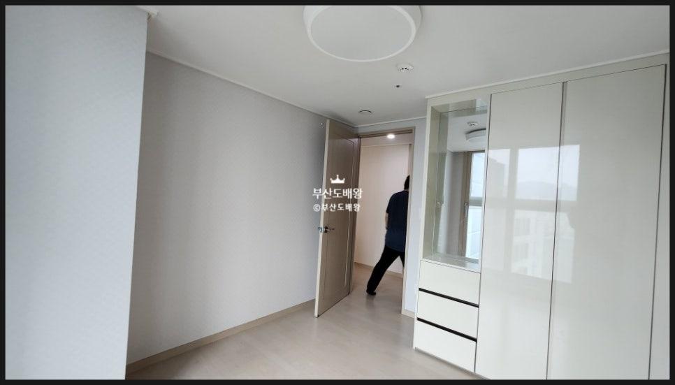 유리 문짝 수납장이 설치된 벽면의 시공 과정