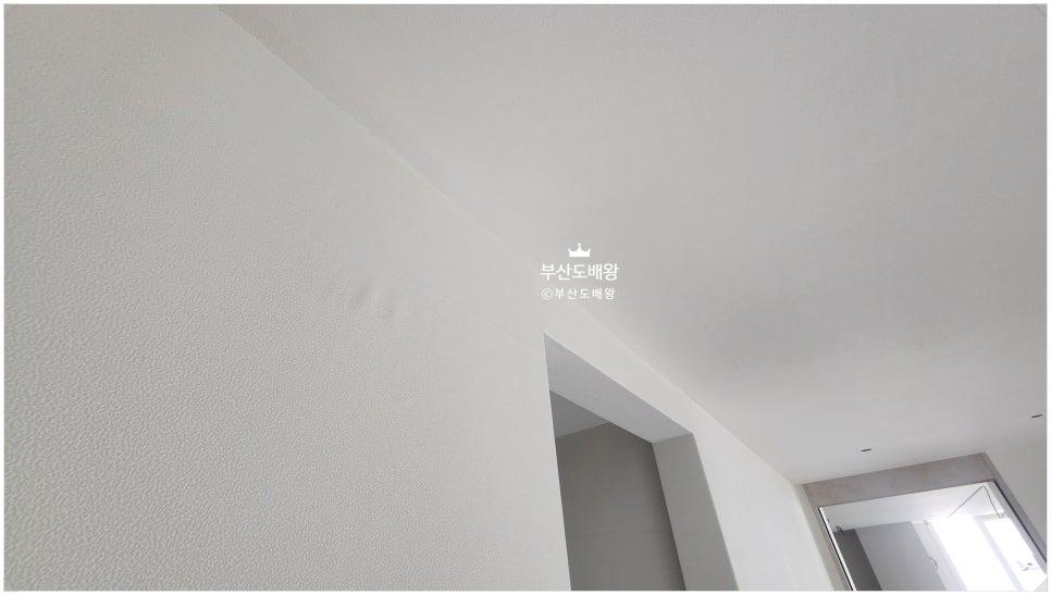 몰딩 없이 깨끗하게 마감된 천정과 벽면