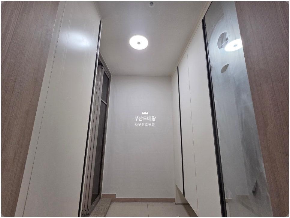 우드톤 수납장이 돋보이는 복도 공간