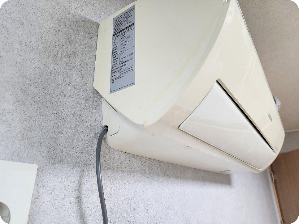 에어컨 상단부와 노출된 전선 디테일