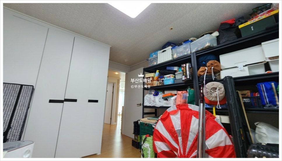 수납장과 선반이 배치된 공간의 작업 모습