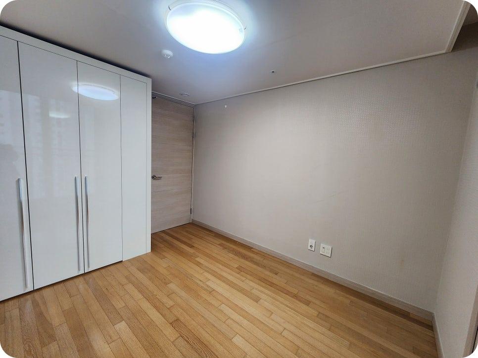 수납장과 문 주변의 벽면 정리