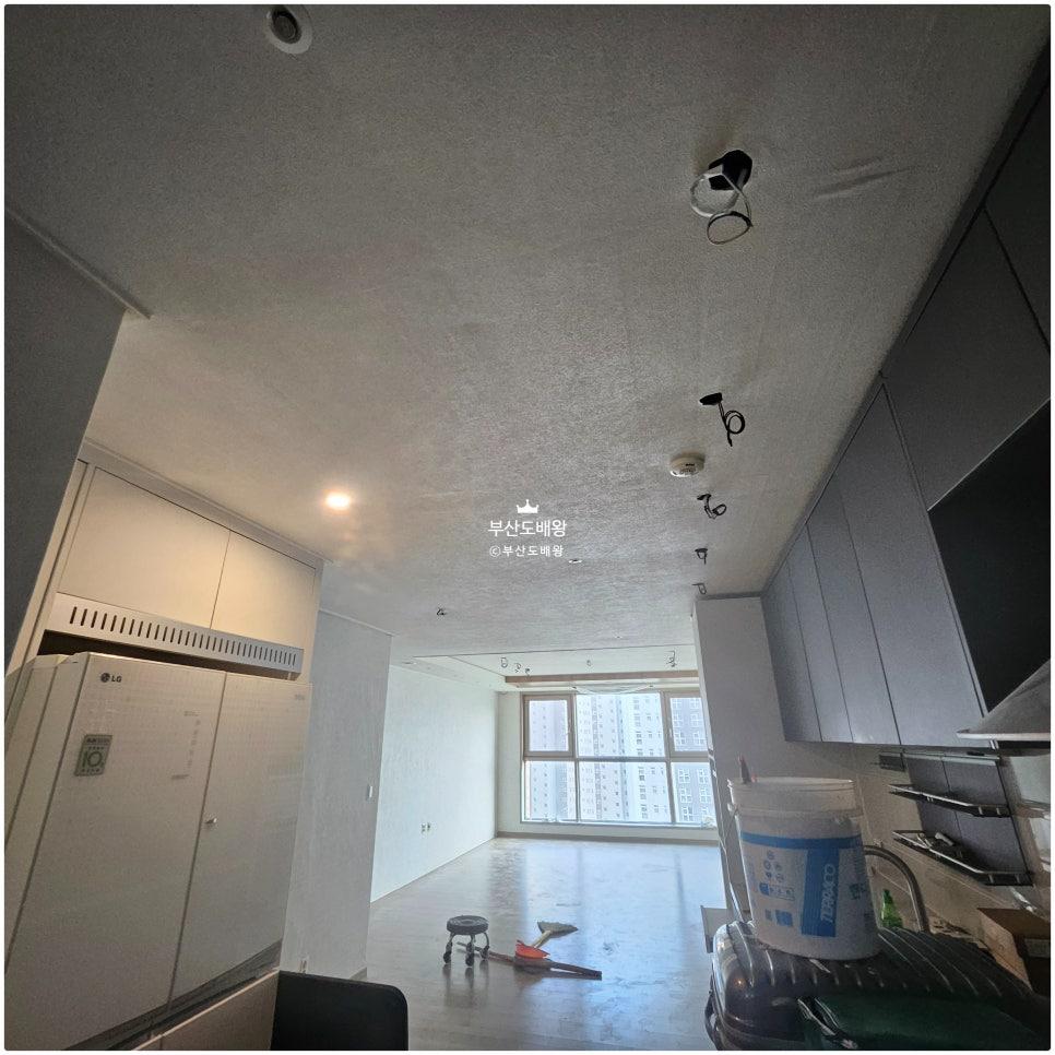 회색 수납장과 흰색 냉장고가 배치된 주방 작업 현장