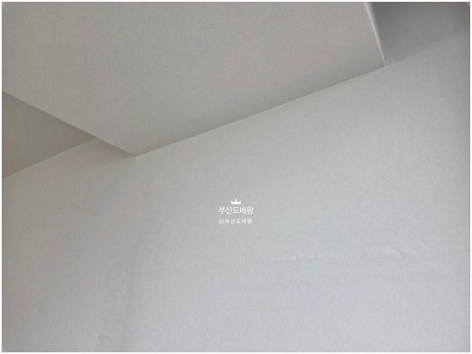 페인트처럼 매끈하게 완성된 베이지톤의 거실