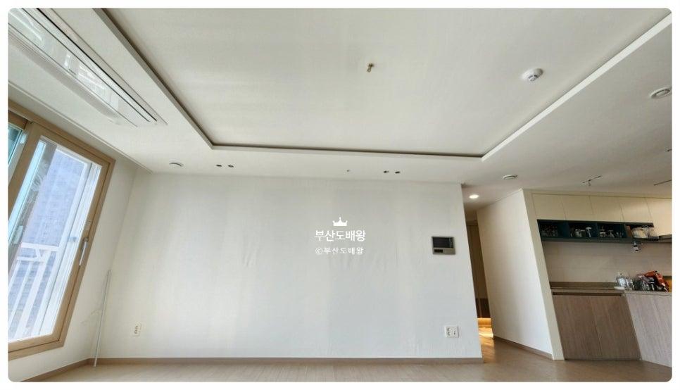 실크 화이트와 리얼회벽으로 마감된 거실 전경