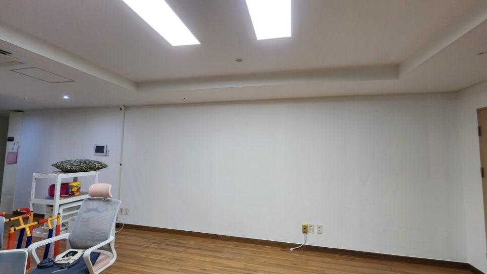 선반과 의자가 놓인 벽면 마감 상태
