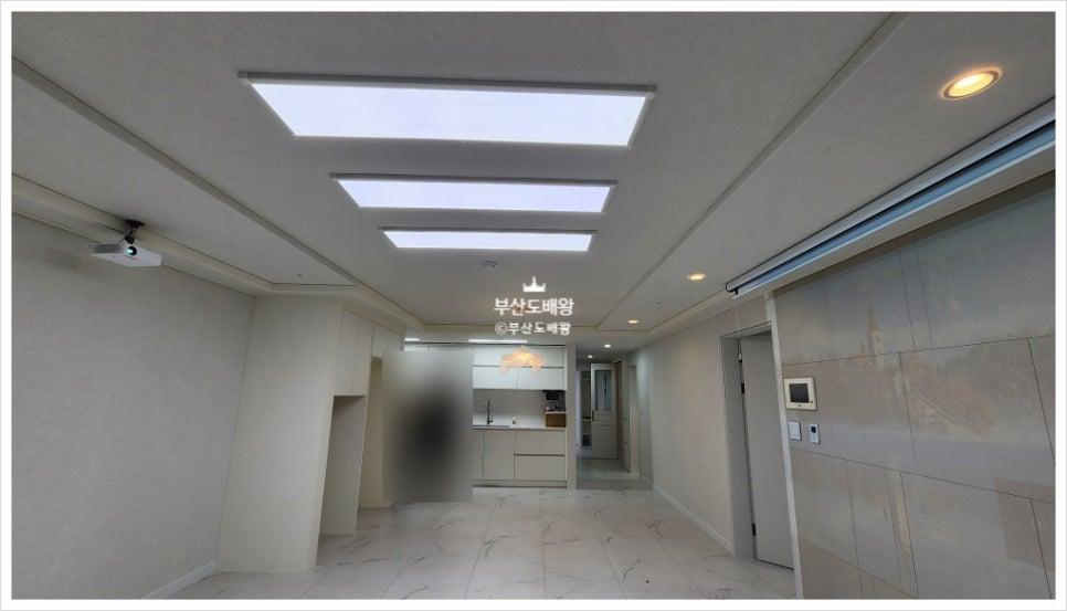 베이지색 벽지와 유리 패널 도어가 완성된 복도