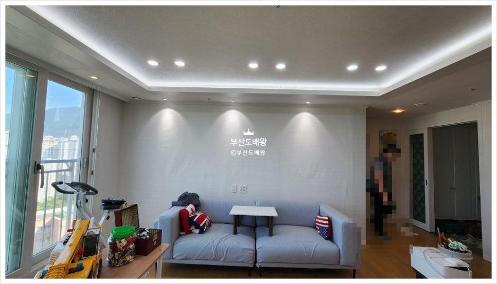 가구와 운동기구가 배치된 거실의 시공 과정