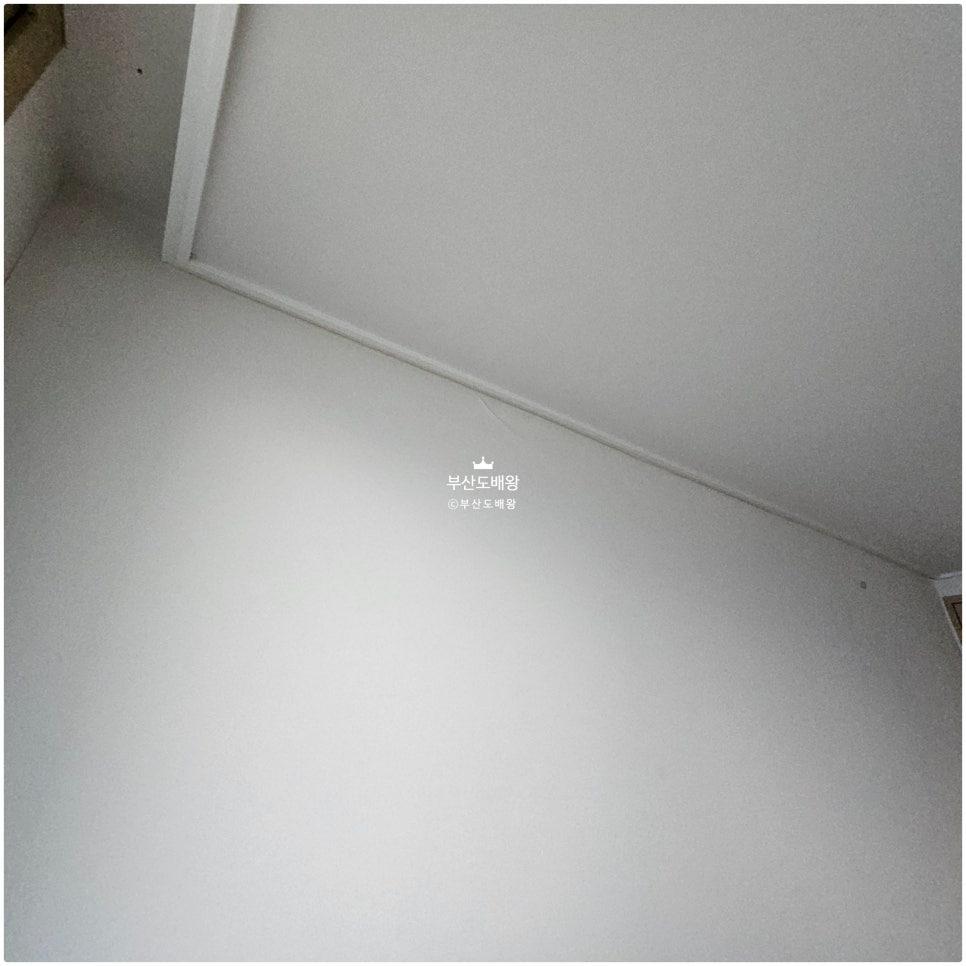 흰색 보조벽이 있는 빈 공간의 상태
