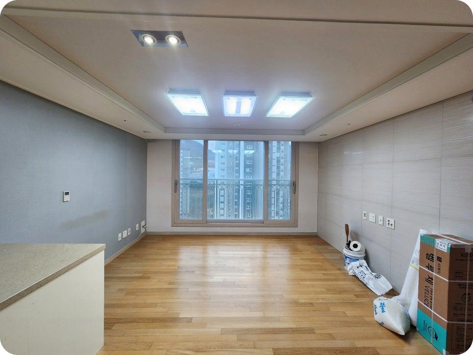 주방 공간의 초배지 부착 과정