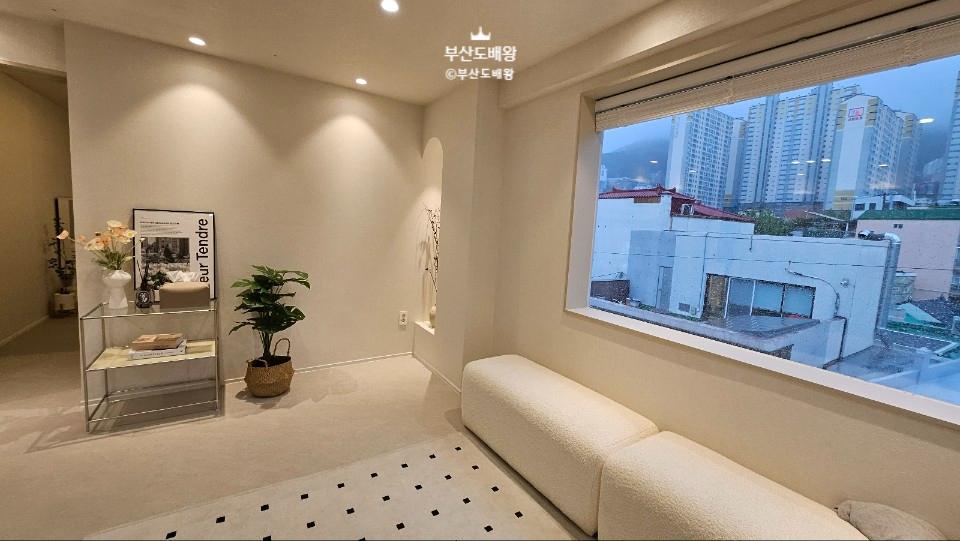 베이지색 바닥과 점무늬 카펫이 깔린 거실