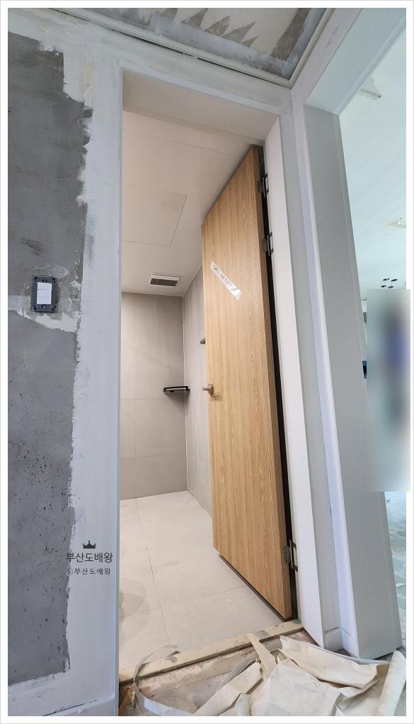 복도 공간의 벽면과 천장 기초 작업 모습