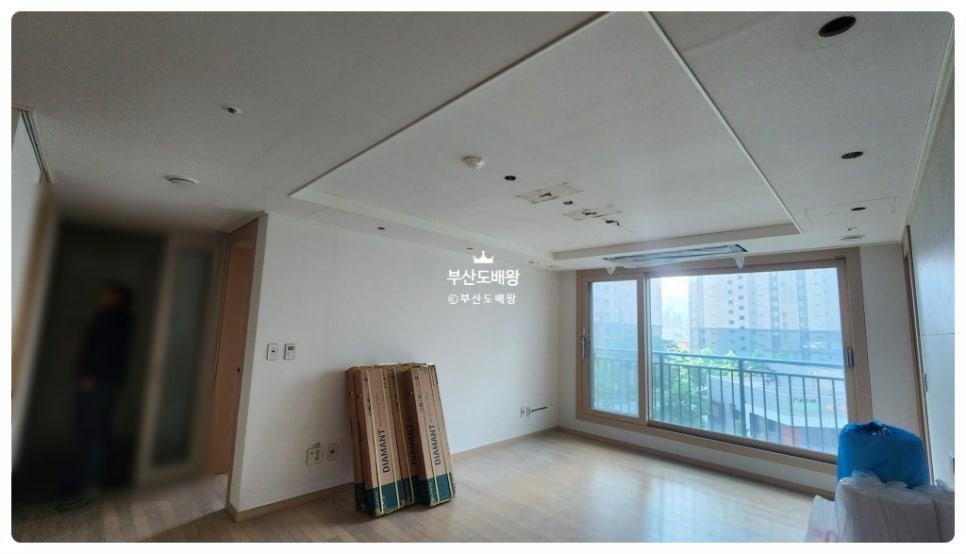 천장 조명과 센서가 설치된 텅 빈 공간