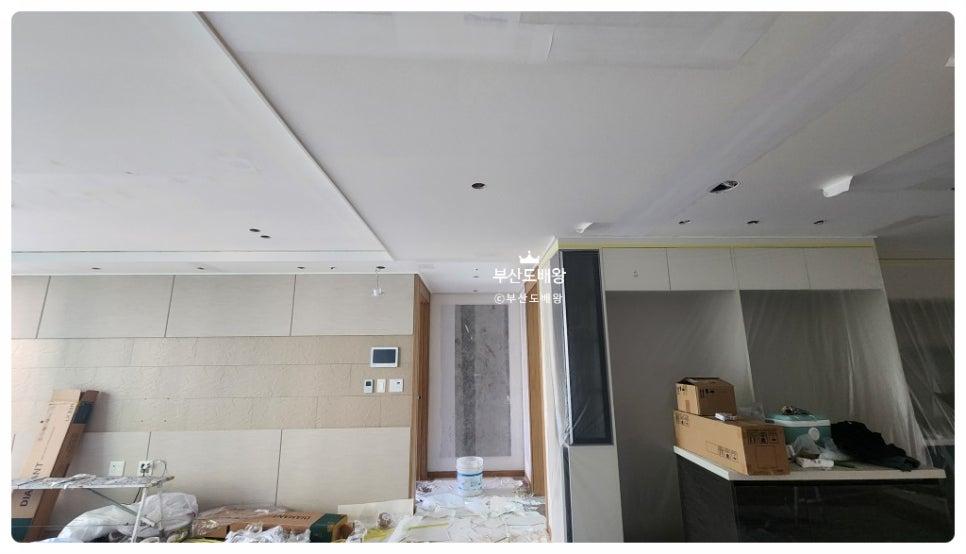 세부 마감을 위한 시공 도구와 작업 모습