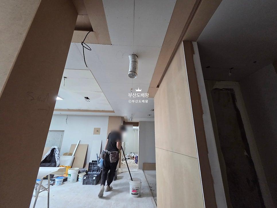 전선과 보드가 노출된 공사 중인 복도