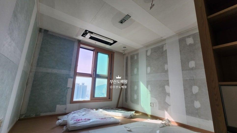 창문 주변의 벽지 상태를 확인하는 과정