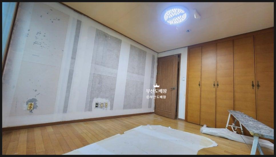 라운드 조명 아래 벽지가 부착 중인 모습