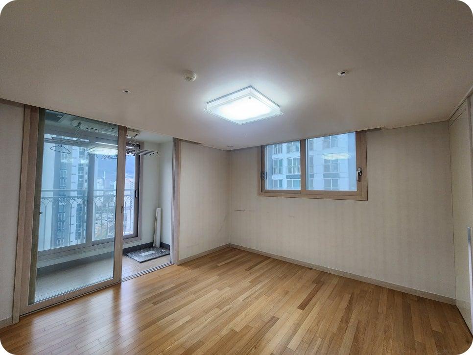 베이지색 벽면의 철거 과정