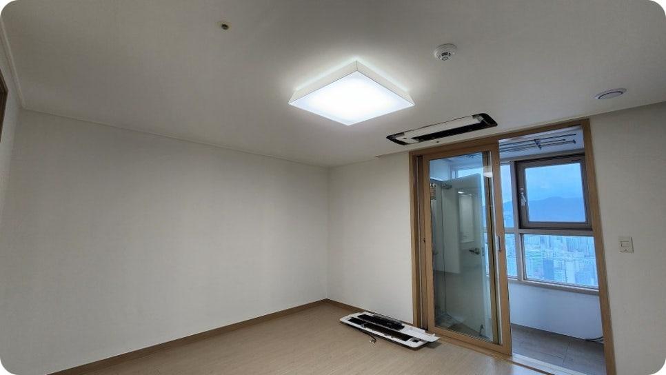 현장 측정 도구가 보이는 실내 공간