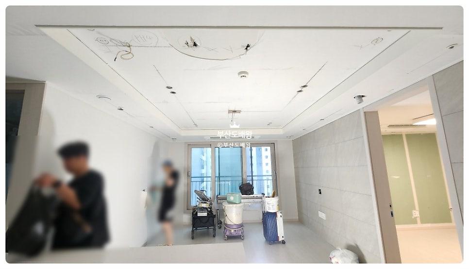 수공구를 활용한 벽면 마감 과정