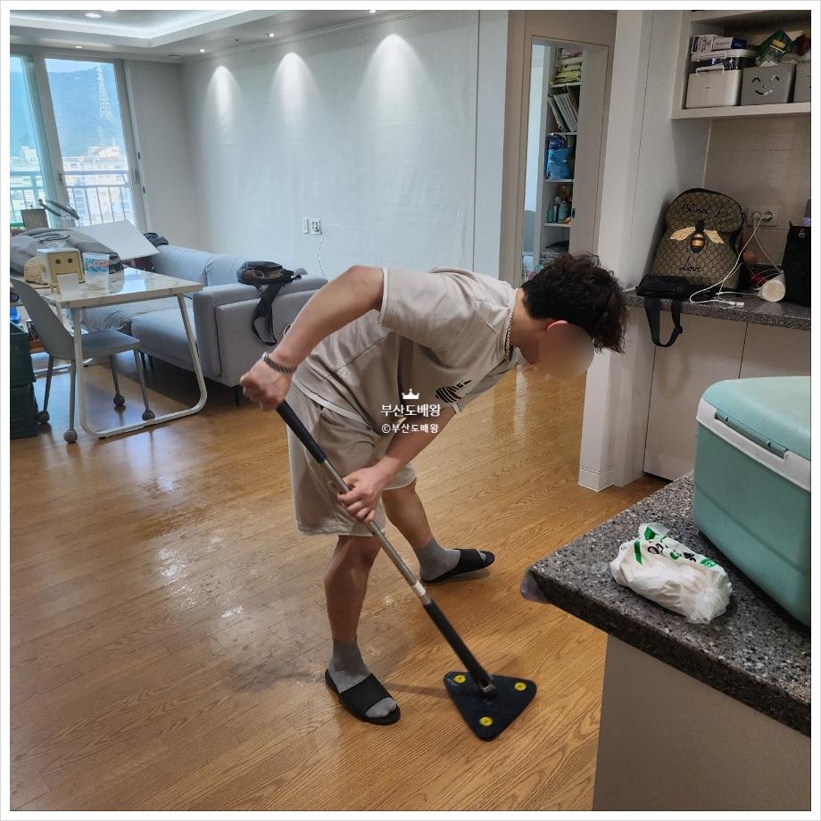 소파와 테이블이 놓인 거실의 벽면 마감 과정