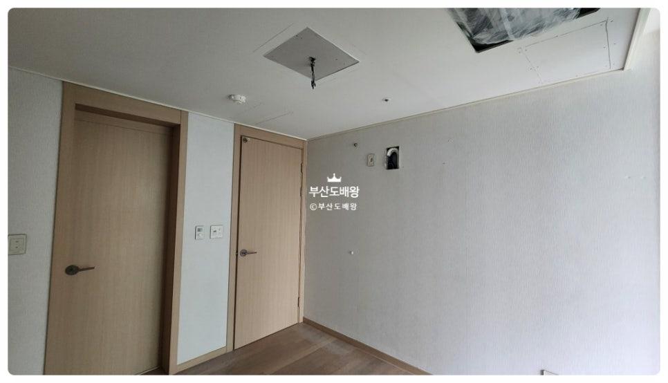 전기 스위치가 보이는 텅 빈 실내 벽면