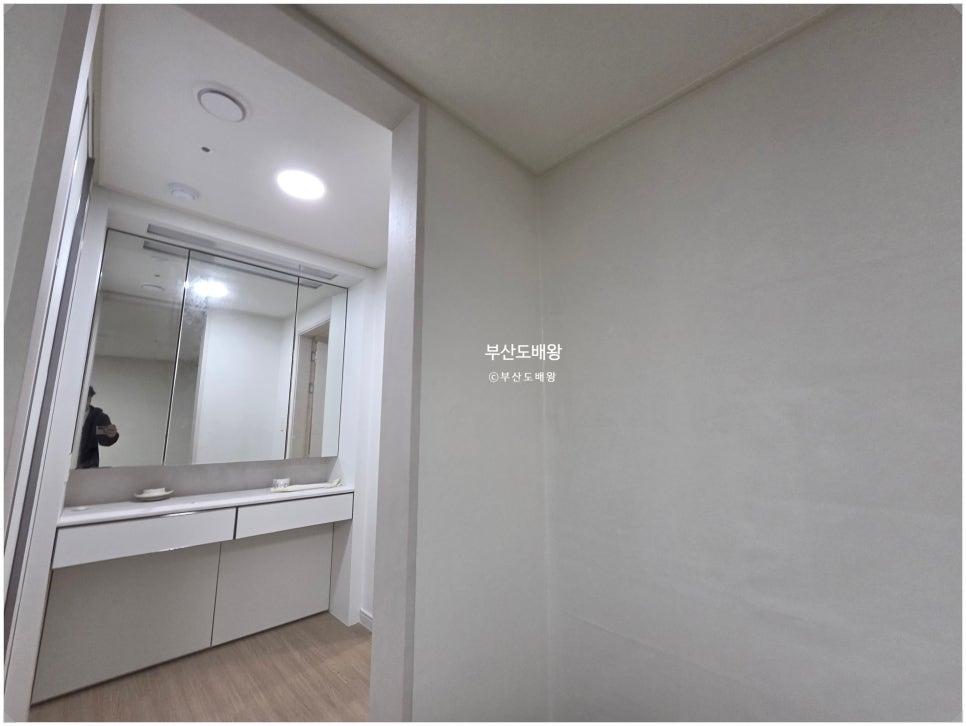 청결함이 느껴지는 화이트 톤 욕실