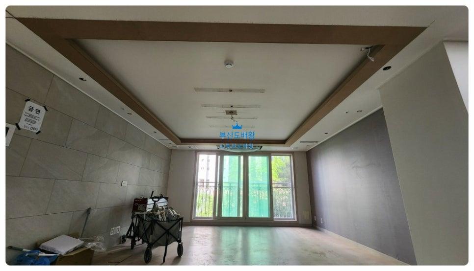 공간 전경과 함께 보이는 마감 도구