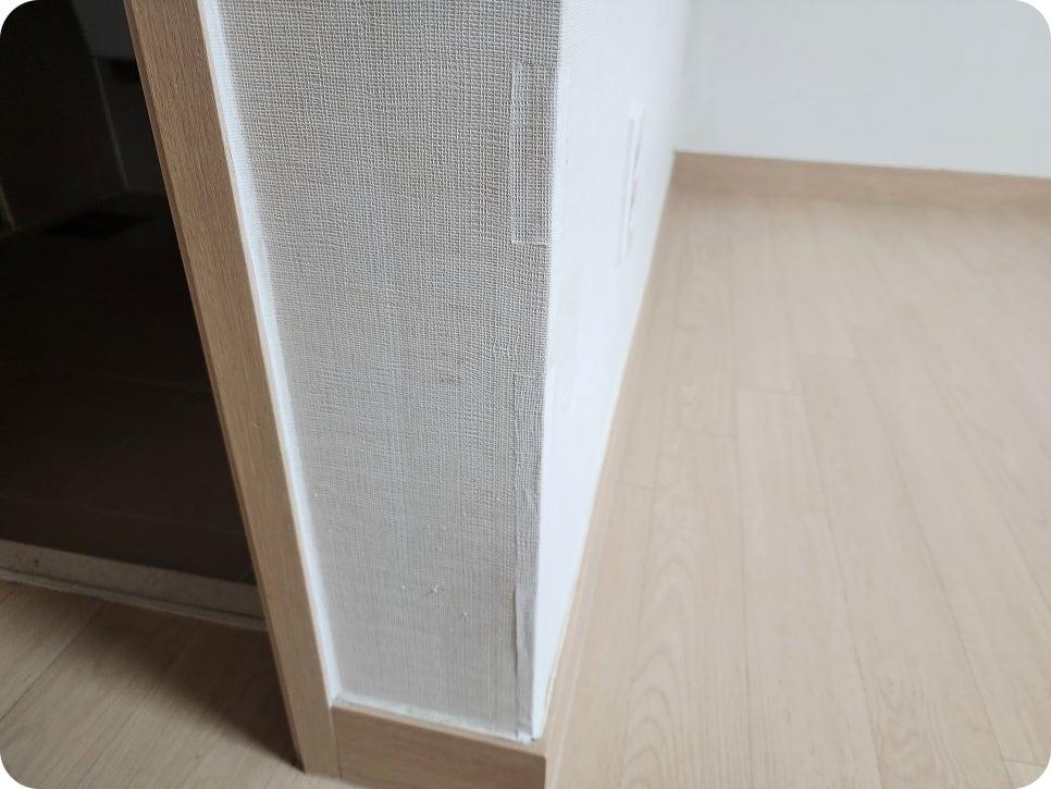 벽면 마감재와 바닥 접합부의 디테일