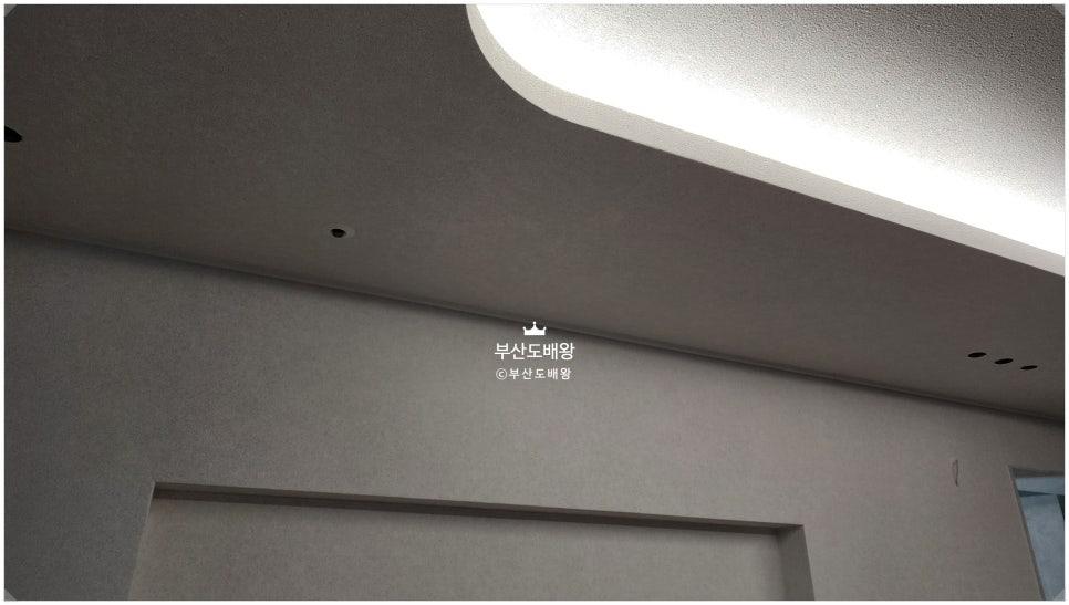천장과 벽면이 만나는 마감 표면의 디테일