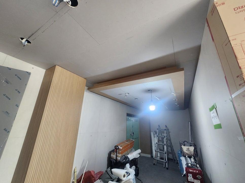 도어 손잡이 주변의 세밀한 도배 마감 과정